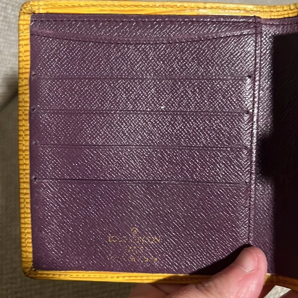 AUTHENTIC Louis Vuitton Epi Leather Bifold Wallet MI1918